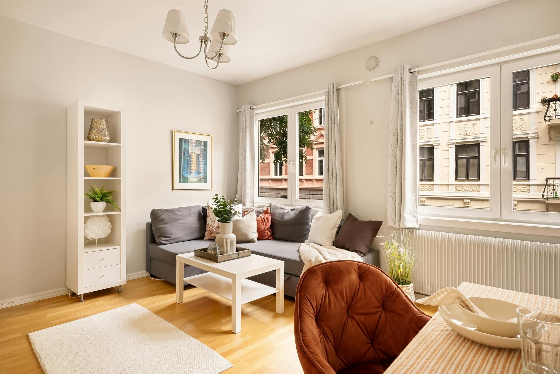 Penthouse Vinohrady — světlý obývací prostor s panoramatickými okny