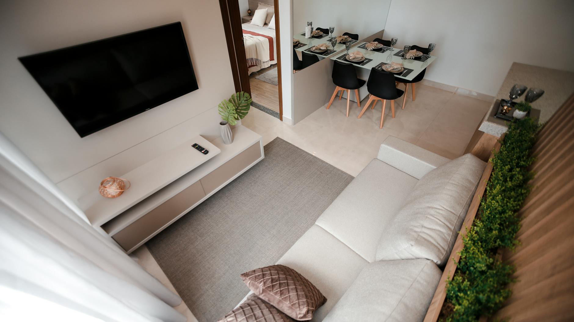 Loft Karlín — industriální obývací a jídelní prostor s moderními detaily